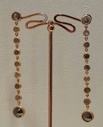 Orecchini della collezione ORAGE in oro rosa martellato , e diamanti.